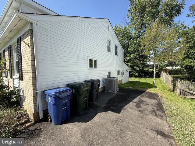 2921 SENAK RD, Abington, PA 19001