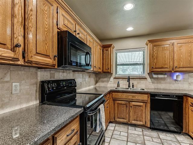 712 N Edgewood Terrace, Mustang, OK 73064