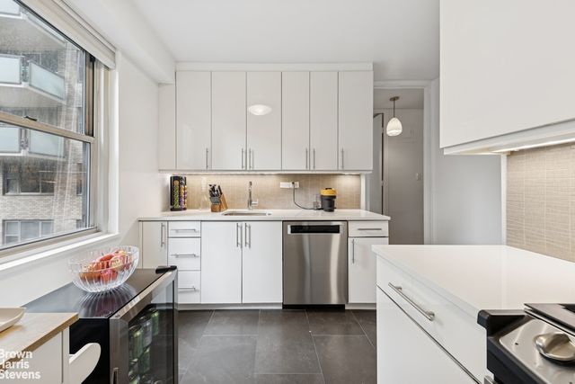 300 E 40th St Apt 4K, New York City, NY 10016