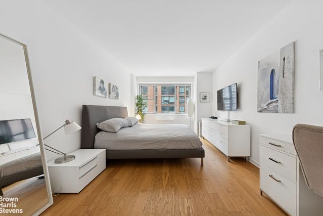 300 E 40th St Apt 4K, New York City, NY 10016