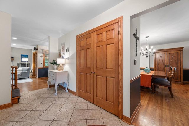 16040 Siesta LANE, Brookfield, WI 53005
