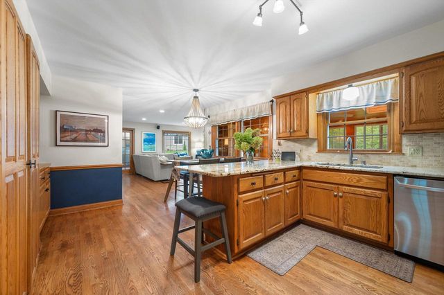 16040 Siesta LANE, Brookfield, WI 53005