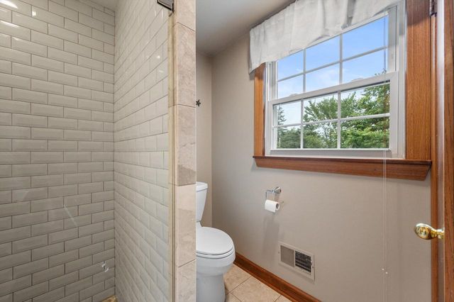 16040 Siesta LANE, Brookfield, WI 53005