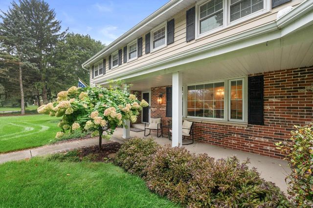 16040 Siesta LANE, Brookfield, WI 53005
