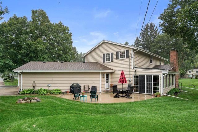 16040 Siesta LANE, Brookfield, WI 53005