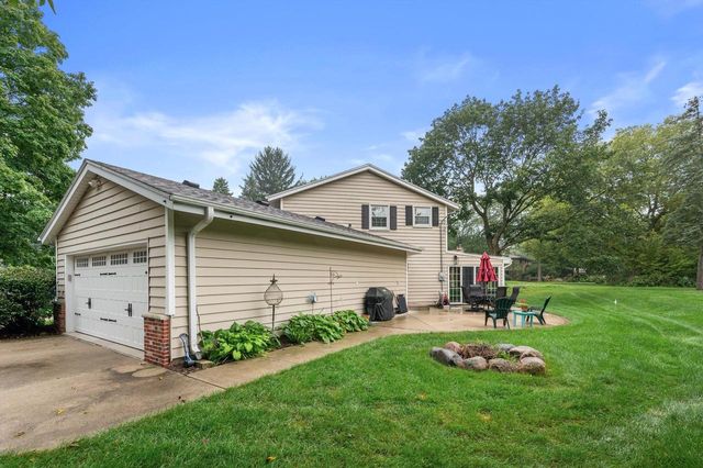 16040 Siesta LANE, Brookfield, WI 53005