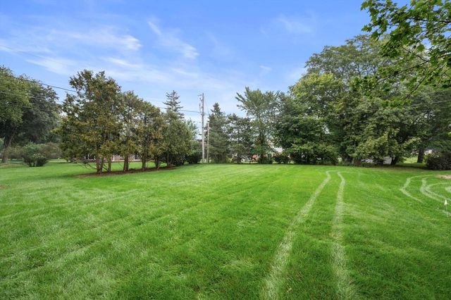 16040 Siesta LANE, Brookfield, WI 53005