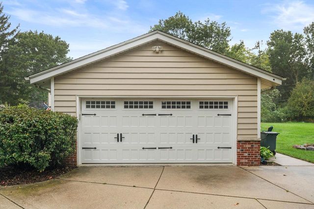 16040 Siesta LANE, Brookfield, WI 53005
