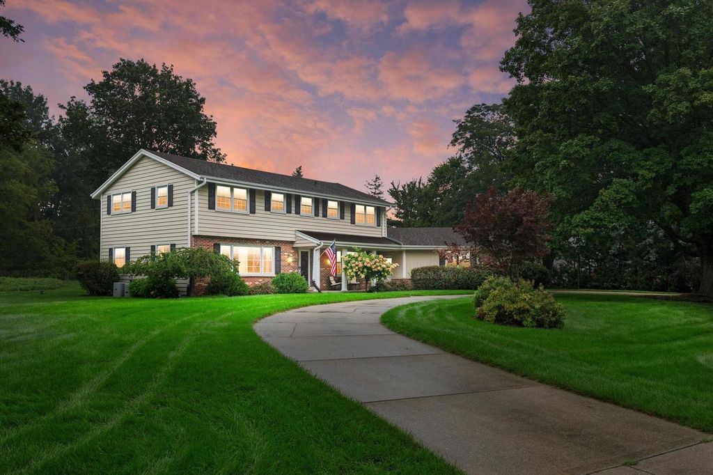 16040 Siesta LANE, Brookfield, WI 53005