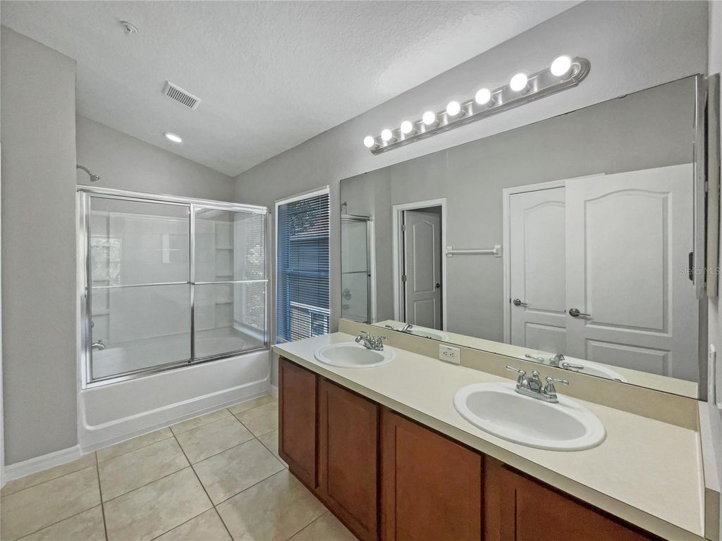 Image 20 of property listing at 10888 ECLIPSE LILY WAY S, Orlando, FL 32832