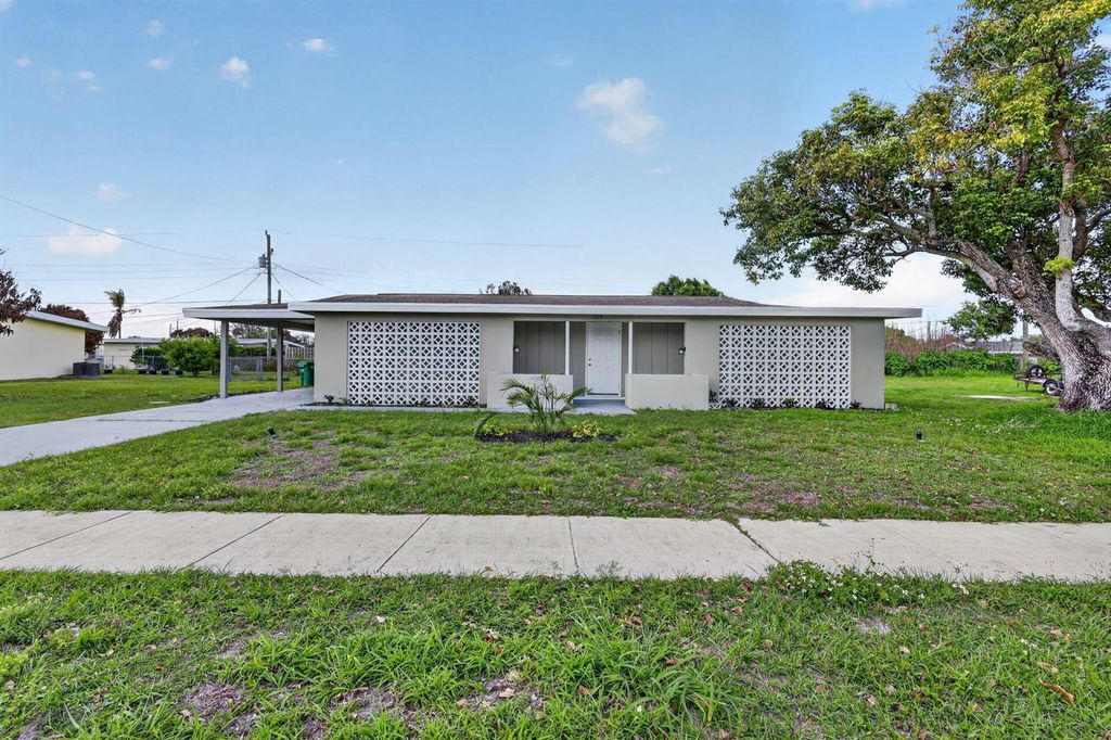 157 SE Calmoso Drive, Port St. Lucie, FL 34983