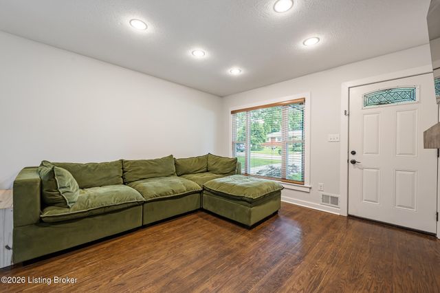 6103 Whispering Hills Blvd, Louisville, KY 40219