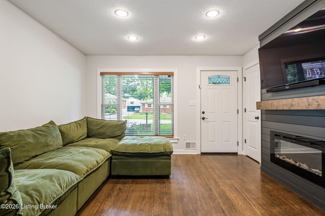 6103 Whispering Hills Blvd, Louisville, KY 40219