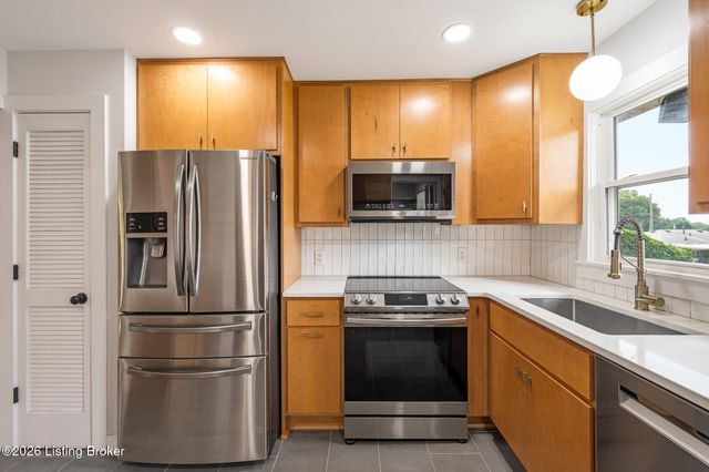 6103 Whispering Hills Blvd, Louisville, KY 40219