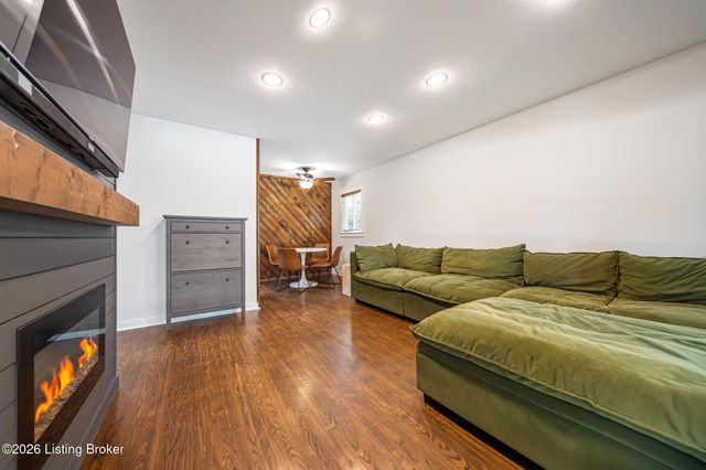 6103 Whispering Hills Blvd, Louisville, KY 40219