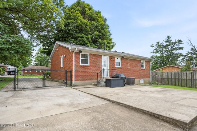 6103 Whispering Hills Blvd, Louisville, KY 40219