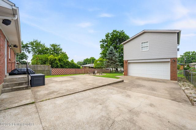 6103 Whispering Hills Blvd, Louisville, KY 40219
