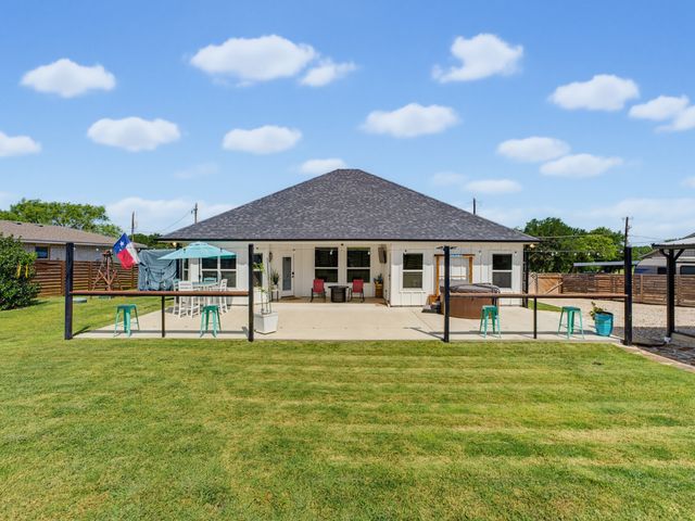 2807 Sky Harbour Drive, Granbury, TX 76049