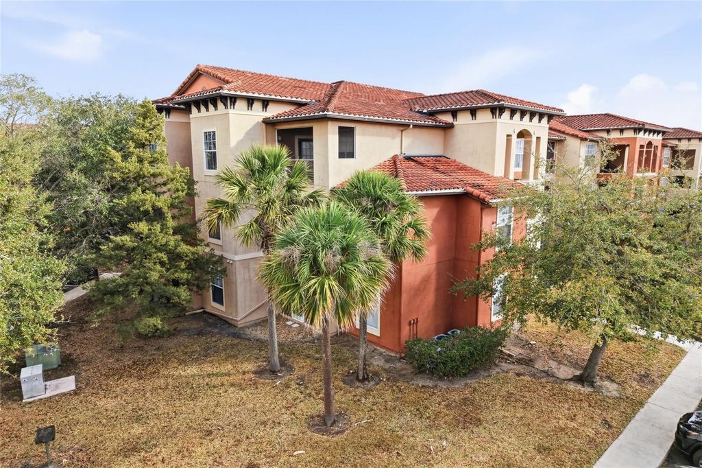 Image 2 of property listing at 5512 METROWEST BOULEVARD 201, Orlando, FL 32811