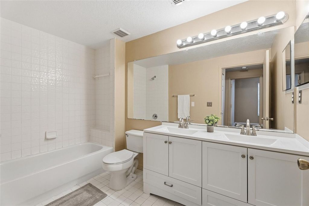 Image 19 of property listing at 5512 METROWEST BOULEVARD 201, Orlando, FL 32811