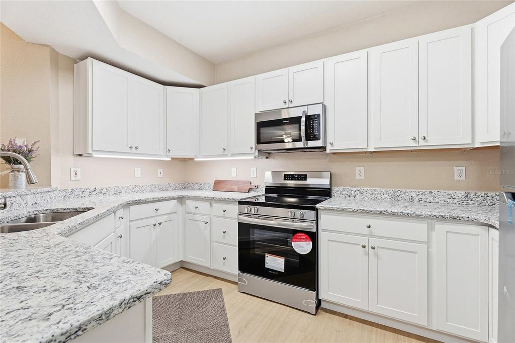 Image 4 of property listing at 5512 METROWEST BOULEVARD 201, Orlando, FL 32811