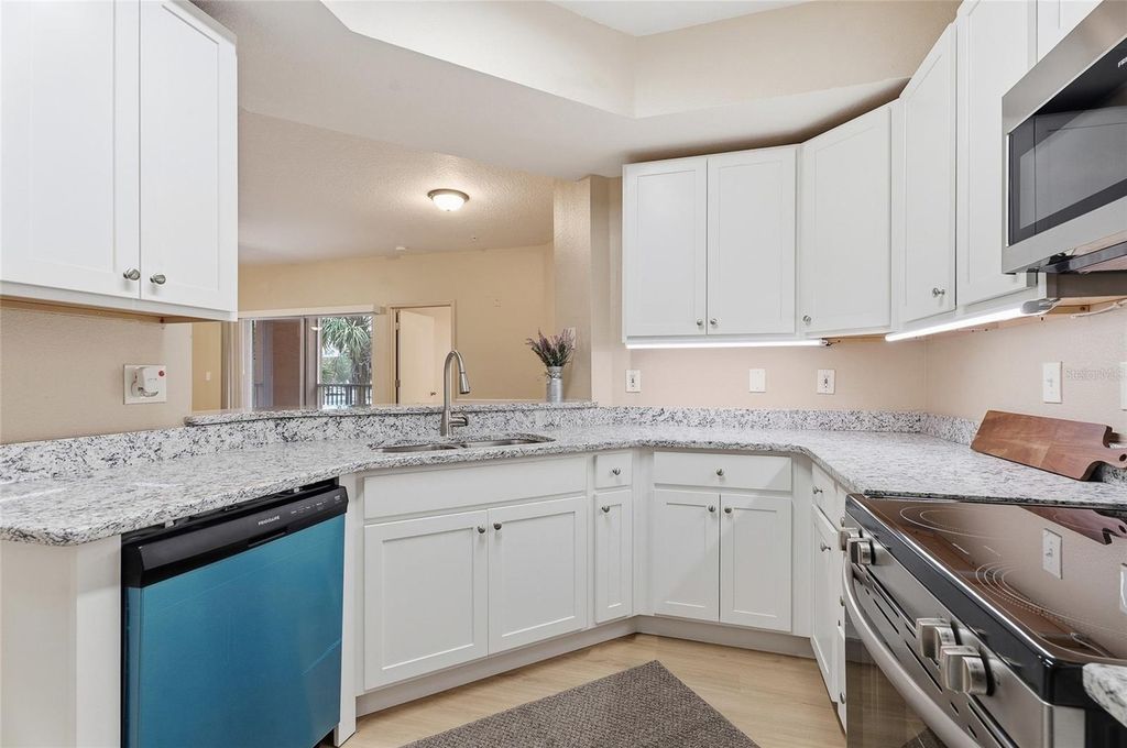 Image 6 of property listing at 5512 METROWEST BOULEVARD 201, Orlando, FL 32811