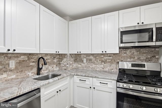 903 CRICKET LN, Woodbridge, NJ 07095