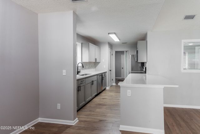 1515 W POINTER Drive W, Jacksonville, FL 32221