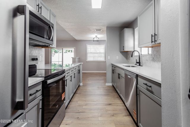 1515 W POINTER Drive W, Jacksonville, FL 32221