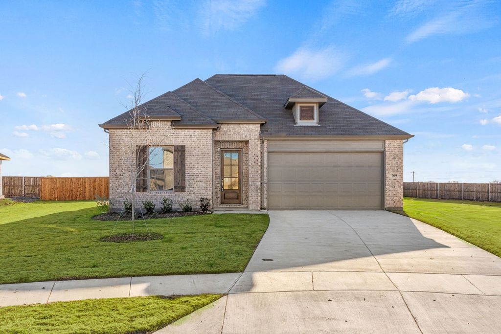 1423 Golden Meadow Drive, Van Alstyne, TX 75495