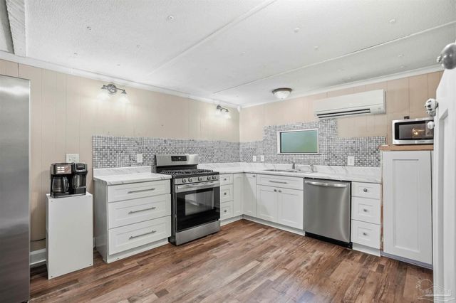 6952 Burrell Ln, Pensacola, FL 32503