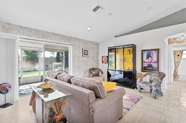 547 High Hawk Circle, Vero Beach, FL 32962