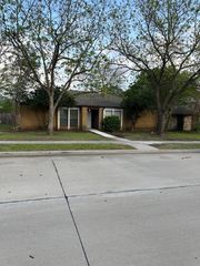 718 Maple Glen Drive, Garland, TX 75043