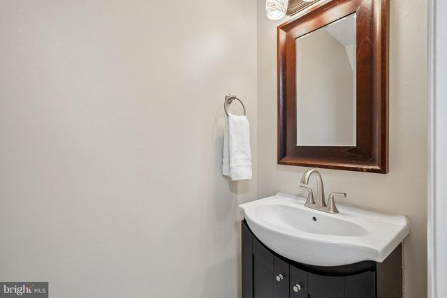 8236 CLAREMONT WOODS DR, Alexandria, VA 22309