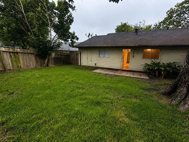 615 Cole Street, Webster, TX 77598