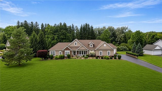 11 Ashland Oaks Circle, Ogden, NY 14559