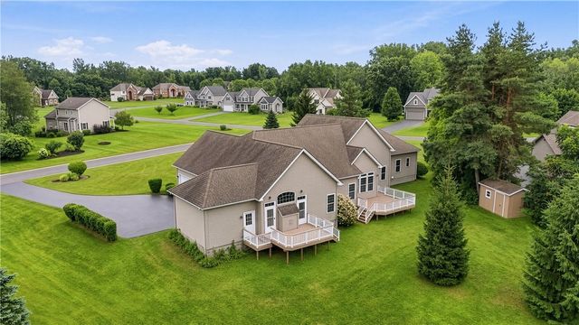 11 Ashland Oaks Circle, Ogden, NY 14559