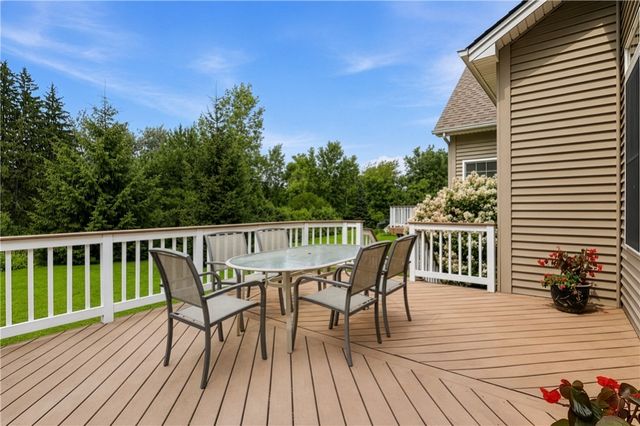 11 Ashland Oaks Circle, Ogden, NY 14559