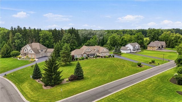 11 Ashland Oaks Circle, Ogden, NY 14559