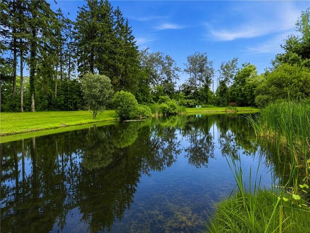 11 Ashland Oaks Circle, Ogden, NY 14559