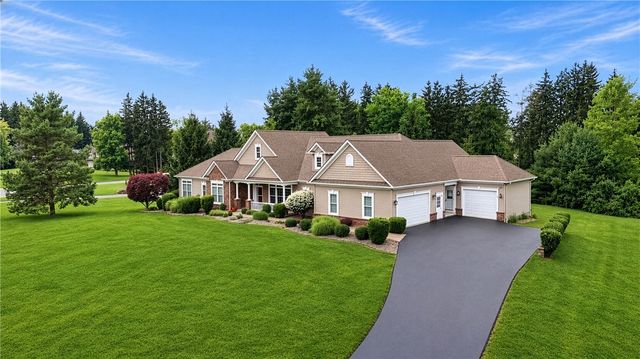 11 Ashland Oaks Circle, Ogden, NY 14559