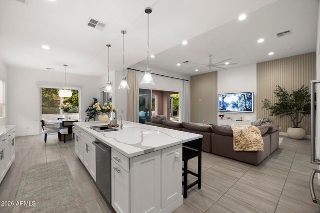 2935 S SANDSTONE Court, Gilbert, AZ 85295