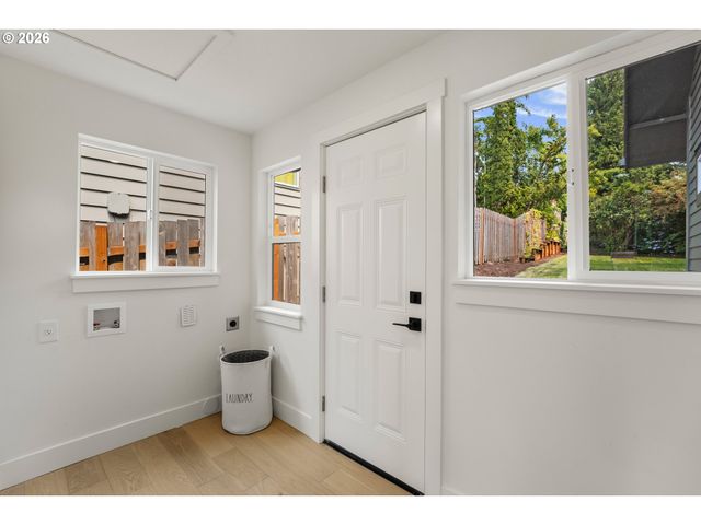 8328 Sw 9TH Ave, Portland, OR 97219