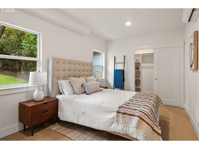 8328 Sw 9TH Ave, Portland, OR 97219