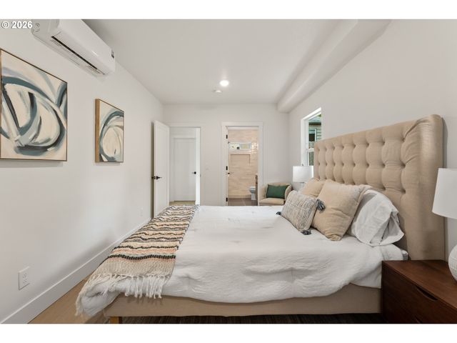 8328 Sw 9TH Ave, Portland, OR 97219