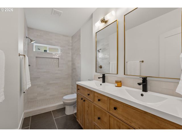 8328 Sw 9TH Ave, Portland, OR 97219