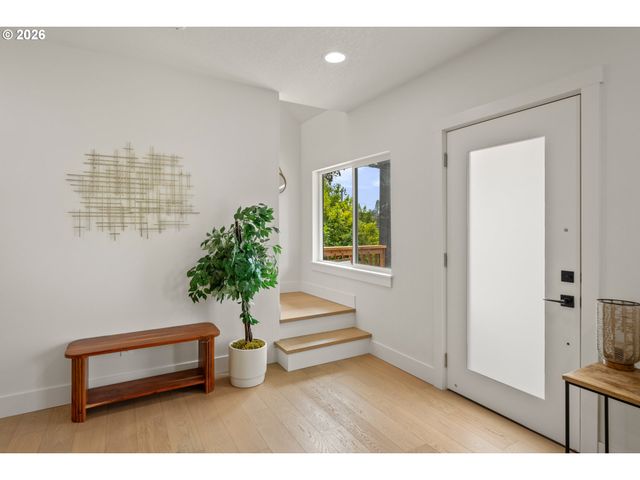 8328 Sw 9TH Ave, Portland, OR 97219