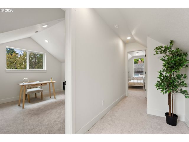 8328 Sw 9TH Ave, Portland, OR 97219