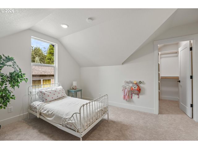 8328 Sw 9TH Ave, Portland, OR 97219