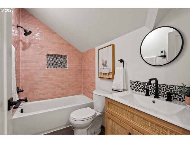 8328 Sw 9TH Ave, Portland, OR 97219